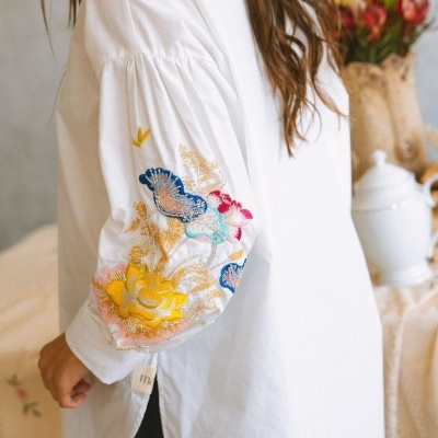 Blusa branca com mangas bufantes bordadas coloridas