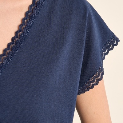 Blusa azul escura com detalhes em renda na gola e mangas