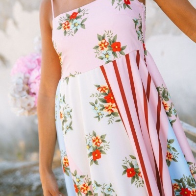 Vestido leve com padrão floral e riscas vermelhas em fundo rosa