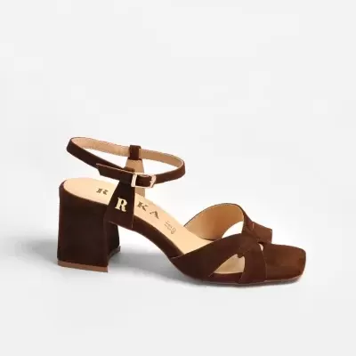 Sandália castanha de tacão médio com tiras cruzadas e fivela no tornozelo