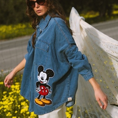 Camisa de ganga azul com patch do Mickey Mouse