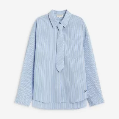 Camisa azul riscada com gola e gravata coordenadas