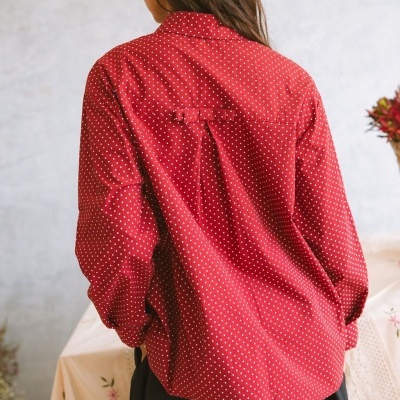 Camisa vermelha de manga comprida com padrão branco, vista de costas