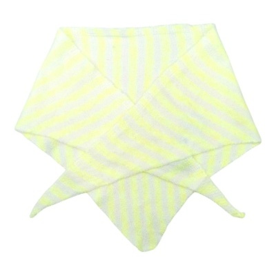 Cachecol triangular amarelo e branco com riscas sobre fundo branco
