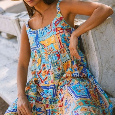 Vestido longo colorido com estampas florais e geométricas