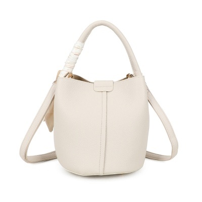 Mala saco branca em couro sintético com alças ajustáveis