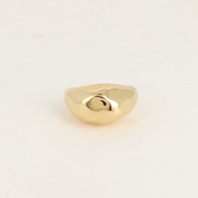 Anel dourado liso com design curvo