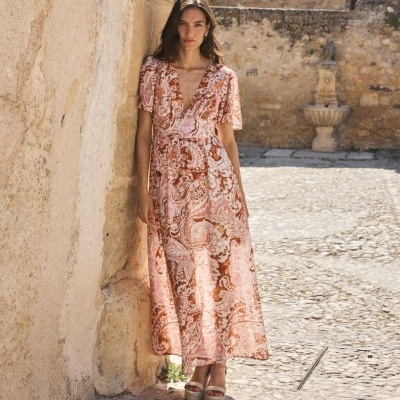 Vestido comprido floral castanho e rosa com decote em V e mangas curtas