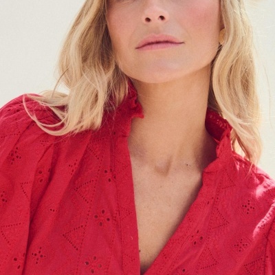Blusa vermelha bordada com gola franzida em modelo feminino