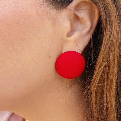 Brinco redondo vermelho brilhante na orelha