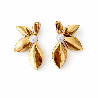 Brincos dourados com formato de folhas e pérolas no centro