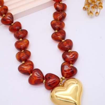 Colar com contas de coração em âmbar e pendente de coração dourado