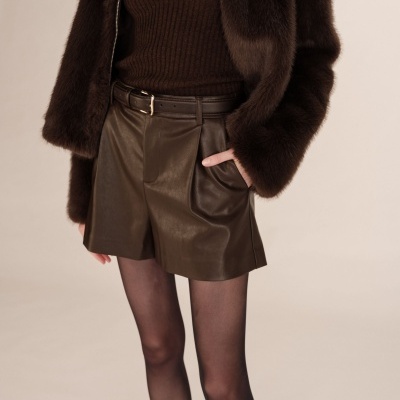 Shorts em pele sintética castanho escuro com cinto fino castanho e malha castanha