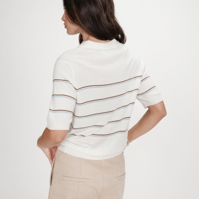 Camisola branca com riscas castanhas e azuis e calças bege vista de costas