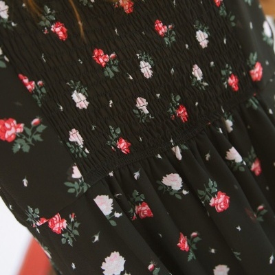 Vestido preto com padrão floral e franzido na parte superior