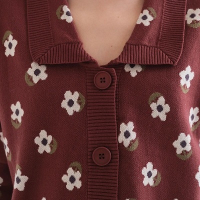 Camisola castanha de malha com padrão de flores e botões castanhos