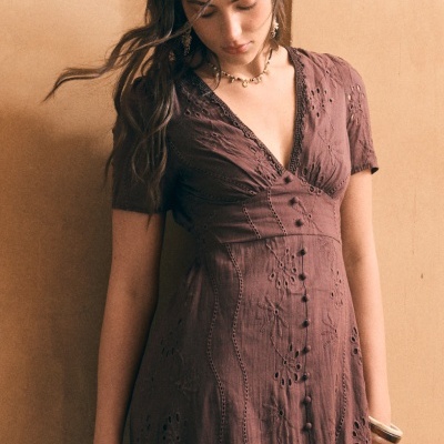 Vestido vinho curto com bordados florais e botões