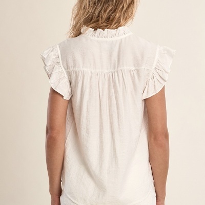 blusa branca de manga curta com folhos e calças brancas vista de costas