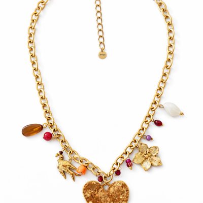 Colar dourado com pendentes coloridos e formato de coração e flor.