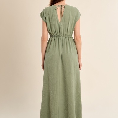 Vestido longo verde claro com decote em V e laço nas costas