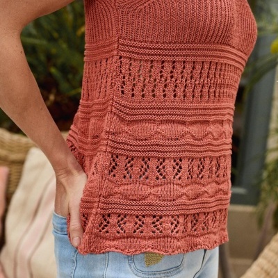 Top de malha terracota com padrão tricotado e calças de ganga claras