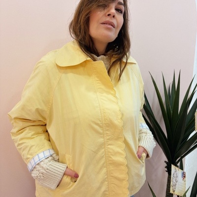 Casaco amarelo claro com gola e fecho scalloped