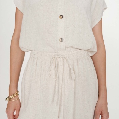 Conjunto creme com camisa de botões e calças de cintura elástica