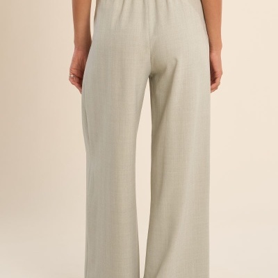 Calças cinza claro de corte largo vistas de costas