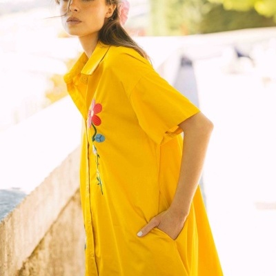 Vestido amarelo curto com bordado de flores coloridas
