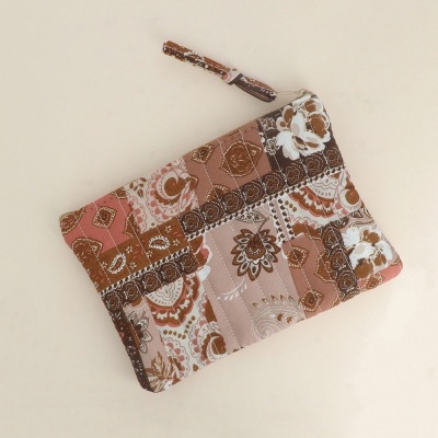 Carteira patchwork em rosa, castanho e branco com fecho e alça.