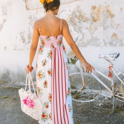Vestido comprido riscas rosas e brancas com flores e alças finas visto de costas