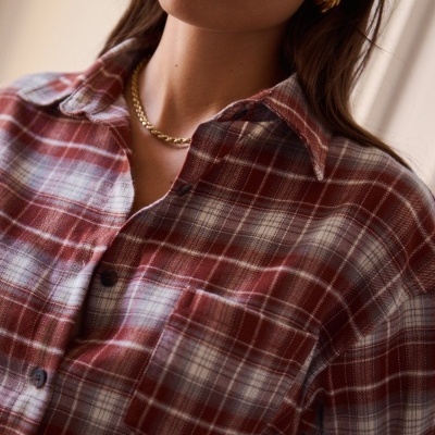 Camisa de flanela xadrez vermelha com colarinho e bolso frontal