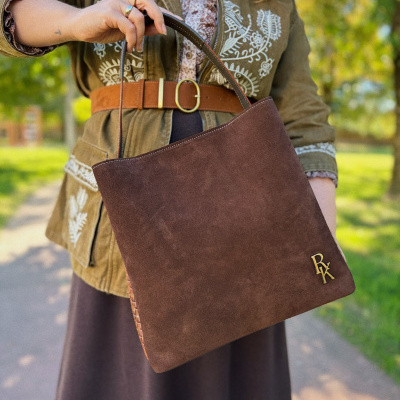 Bolsa castanha de camurça com detalhe metálico RXK