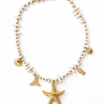 Colar com contas brancas e douradas e pendentes marinhos dourados