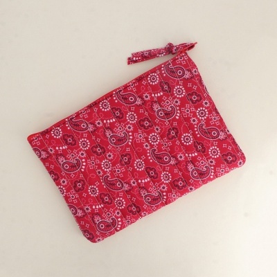 Carteira em tecido vermelho com padrão de bandana