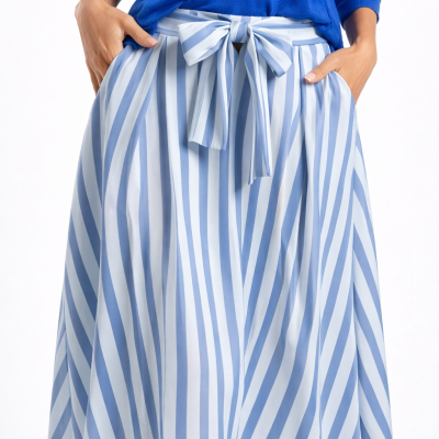 Saia midi riscada azul e branca com laço na cintura