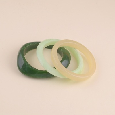 Conjunto de três pulseiras de resina nas cores verde escuro, verde claro e bege
