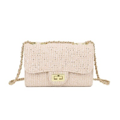 Mala de ombro em tecido tweed bege claro com fecho metálico dourado e alça de corrente dourada