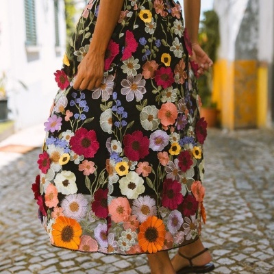 Saia midi preta bordada com flores coloridas