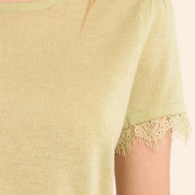 Camisola feminina amarela clara com brilho e renda na manga