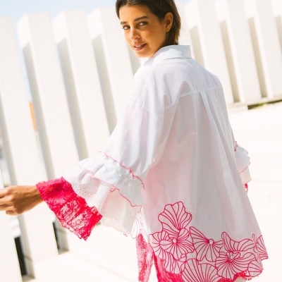 Blusa branca feminina com detalhes em renda rosa e padrão floral