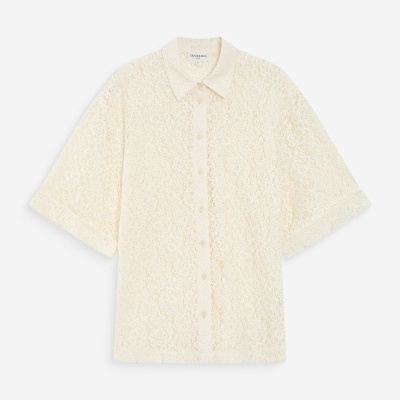 Camisa de renda creme com padrão floral e botões frontais