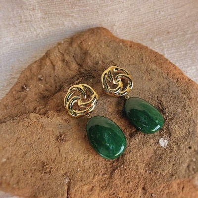 Brincos dourados com pendente oval verde escuro em pedra castanha
