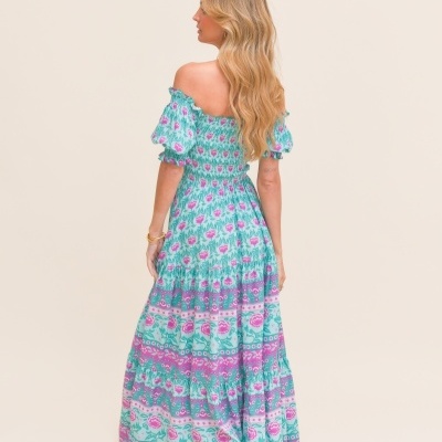 Vestido comprido azul claro com padrão floral rosa e verde e decote ombro a ombro