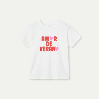 T-shirt branca com texto AMOR DE VERAN em vermelho e corações rosa