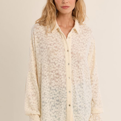 Camisa feminina branca transparente com padrão floral e jeans azul claro