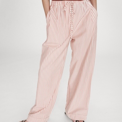 Calças largas riscas verticais vermelhas e brancas com cintura elástica e cordão