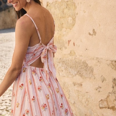 Vestido floral com riscas e laço nas costas