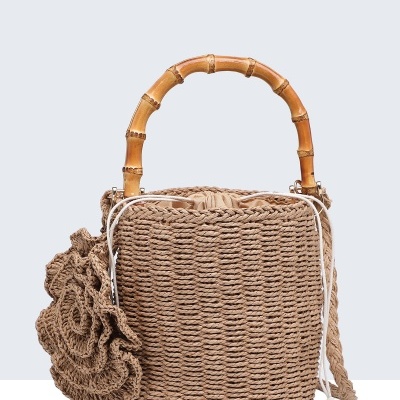 Mala de mão de ráfia castanha com alça de bambu