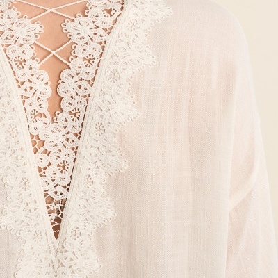 Blusa branca com detalhe em renda e entrelaçamento atrás